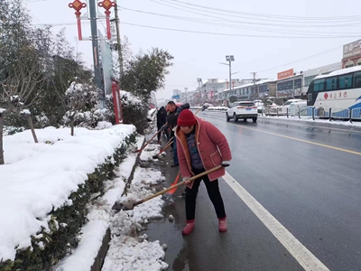 世界观焦点：​息县：飞雪增寒意  清雪添暖流扫