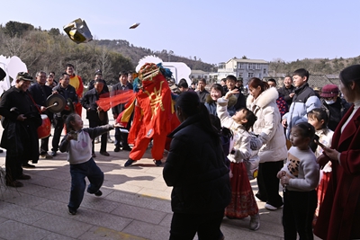 河南新县：欢天喜地闹新春