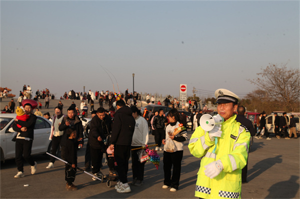 【节日我在岗】正月初七，商丘交警全力守护返程路，疏导保畅护平安