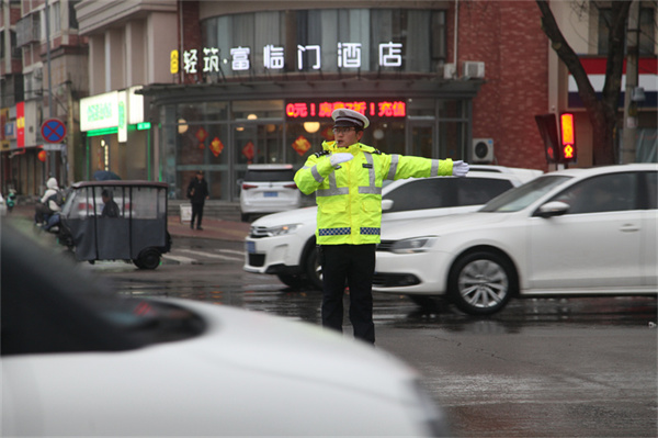 商丘交警全力迎战冻雨结冰天气力保辖区道路交通