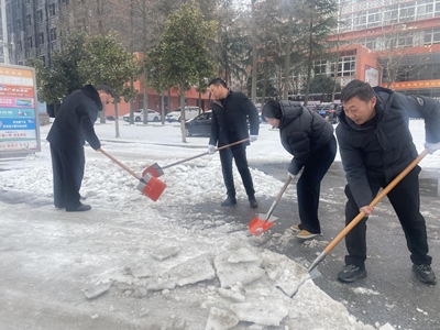 ​息县：清雪除冰在行动 人社开辟安全路