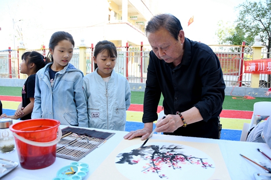 世界热消息：​助力乡村教育发展 潢川县教体局组织开展送艺术下乡活动